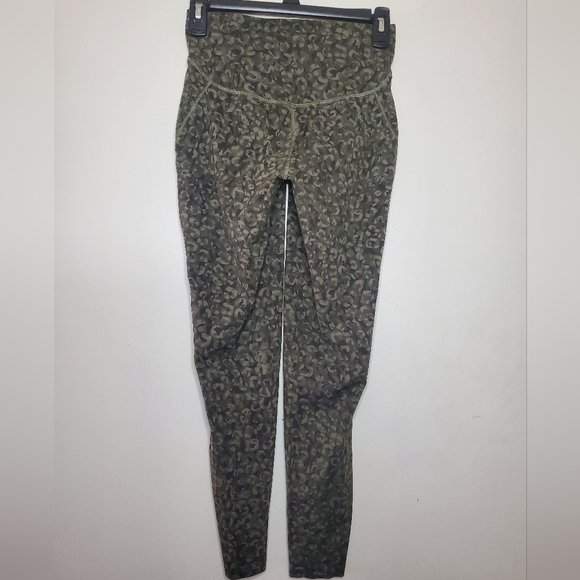 Lululemon Base Pase Highrise Running Tight Size 6 Intertwined Camo Medium Olive - Picture 9 of 16